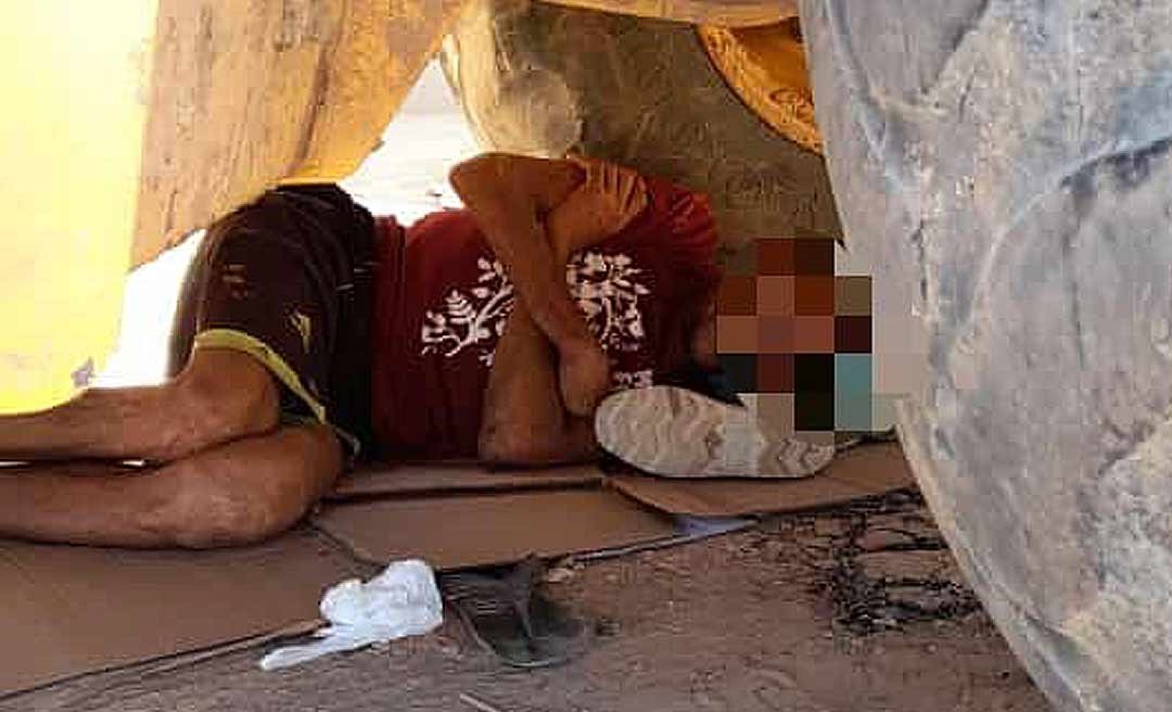 Homem é flagrado dormindo embaixo de uma retroescavadeira em Tarauacá